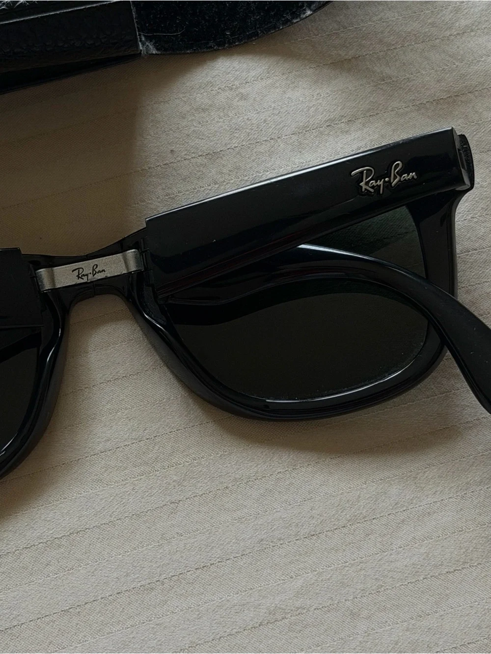 Ray-Ban Folding Wayfarer Sunglasses in Black With Carrying Case